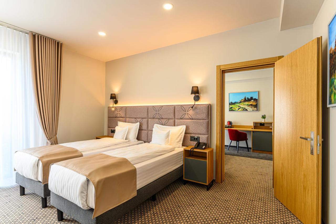 Hotel Dukat Gura Humorului Luaran gambar