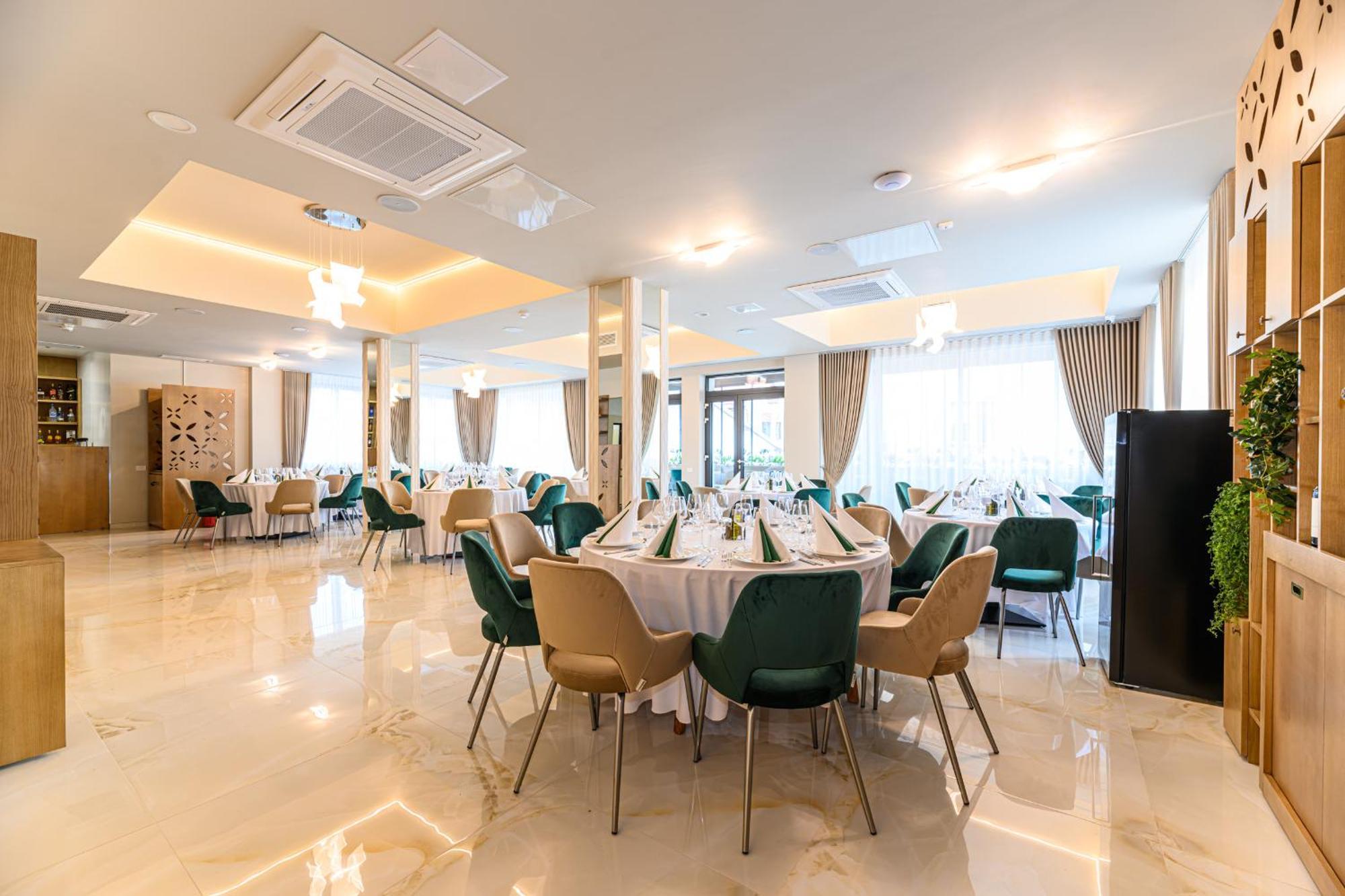 Hotel Dukat Gura Humorului Luaran gambar